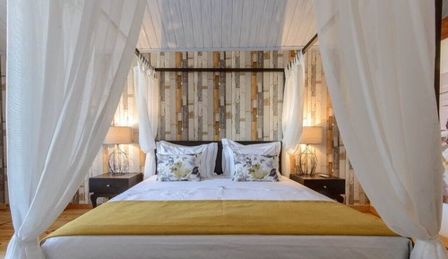 Deluxe Suite, River View (Yellow)