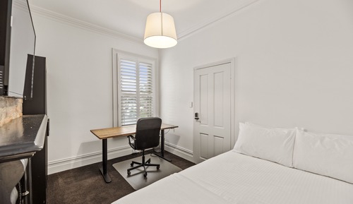 Executive Room, 1 Queen Bed, Shared Bathroom