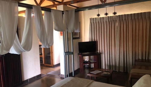 Honeymoon Chalet (Love Bird)