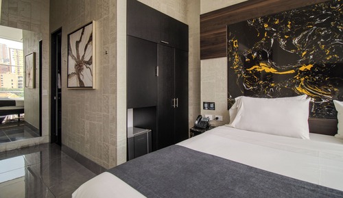 4-bedroom penthouse with jacuzzi on the balcony