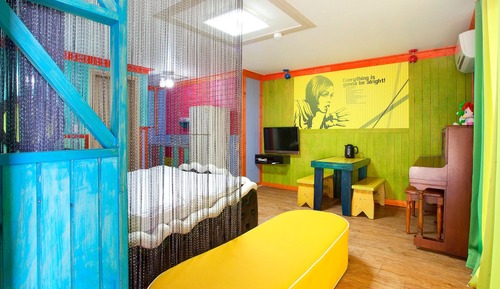 Room (102)