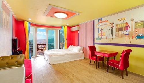 Room (101)