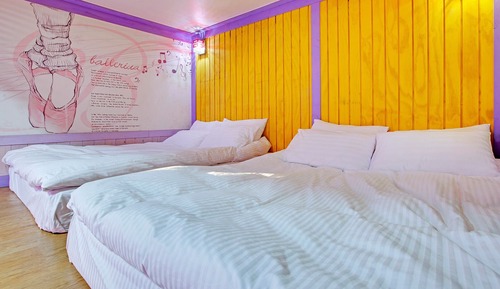 Room (103)
