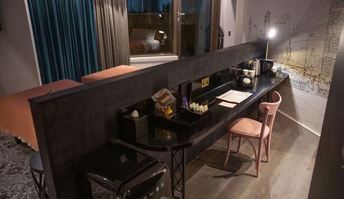 Suite, 1 King Bed (Furnished Balcony)
