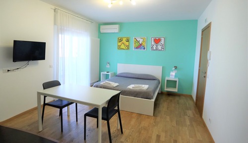 Deluxe Studio Suite, 1 Queen Bed (Art Room)