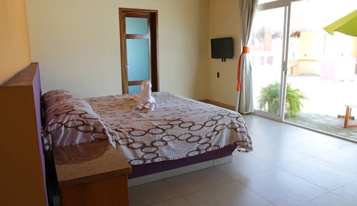 Deluxe Suite, 1 King Bed, Pool View