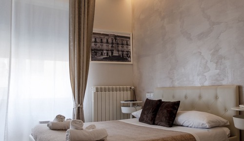 Deluxe Double Room, Private Bathroom (Piazza d'Arezzo)