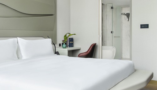 Suite (Ultimate ME, Lounge & Jacuzzi, 2+1)