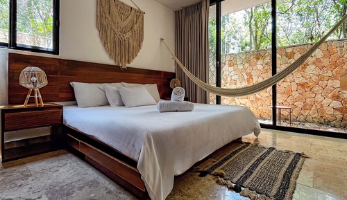 Luxury Apartment (Deck Garden Apartment w/ Private Pool)