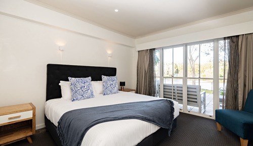 Signature Suite, 2 Bedrooms, Jetted Tub, Lake View, Free Wi-Fi & Parking