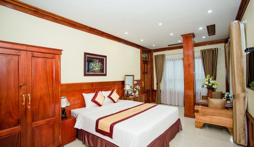 Deluxe Double Room, 1 King Bed, Non Smoking, Mountain View