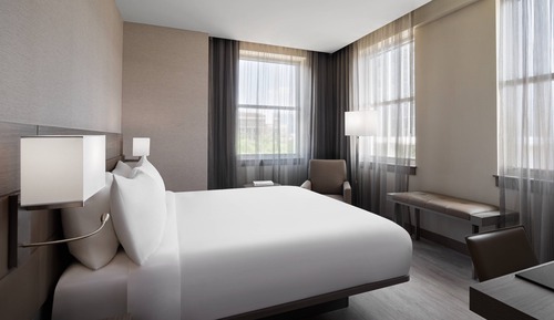 Room, 1 King Bed, Corner (Hearing Accessible)