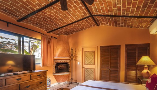 5 La Chimenea: 1 King Bed, w/ Patio