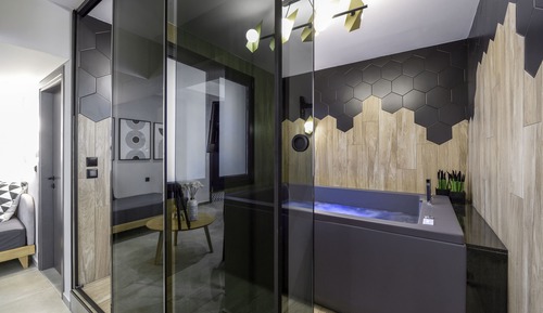 Luxury Suite with Hot tub and White Tower View