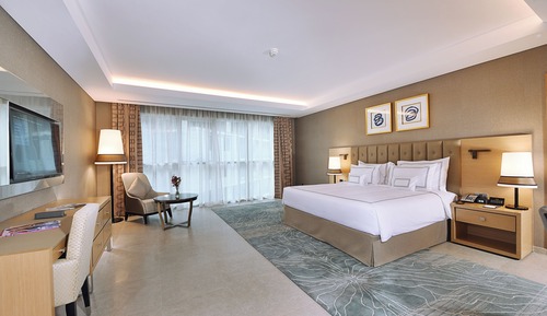 Grand 1-bedroom Suite - Complimentary Luxury Transfers to Jumeirah Beach and Mall of Emirates