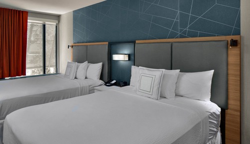 Suite, 2 Queen Beds (Mobility/Hearing Access, Roll-In Shwr)