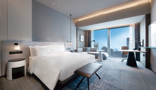 Standard Room, 1 King Bed, Accessible, Club Lounge Access