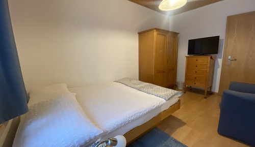 Student-Budget Room in semi-basement with shared toilet and weekly housekeeping