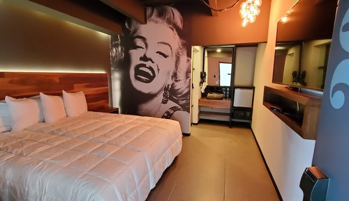 Suite, Hot Tub