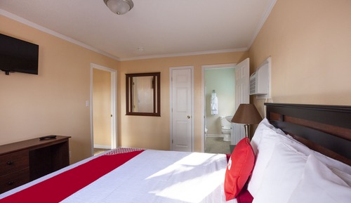 King Bed with Pull Out