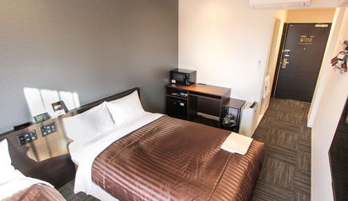 Twin Room, Smoking