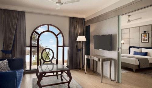 1 Queen Bed, Valley View Suite, Non-Smoking
