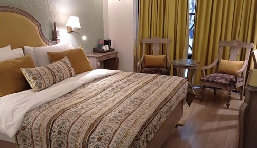 1 Queen Bed Superior Non-View Room, Non-Smoking