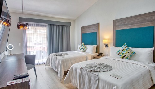Quadruple Room, Private Bathroom, City View (Habitación de Lujo )