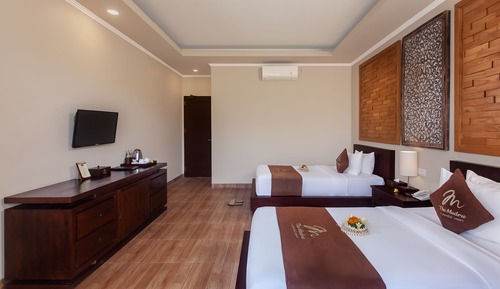 Suite with Twin Bed and Pool View