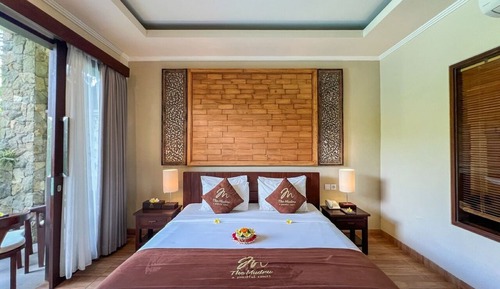 King Suite with Pool View
