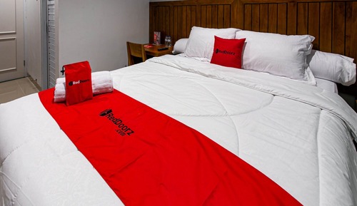 Double Room (RedDoorz)