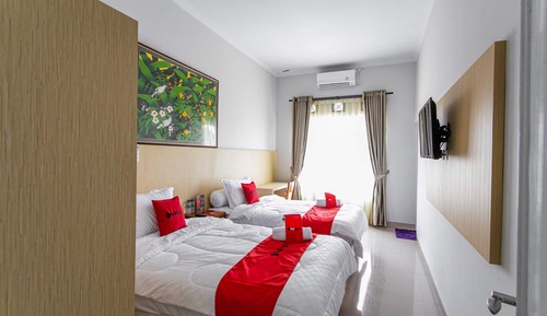 Premium Twin Room (RedDoorz)