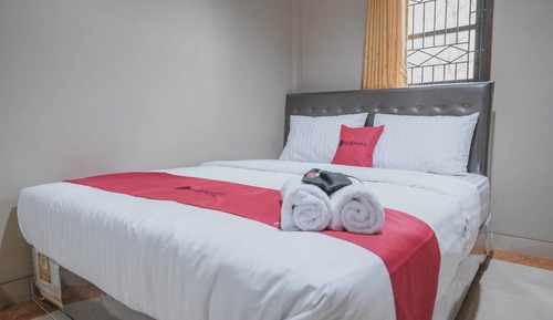 Double Room (RedDoorz)