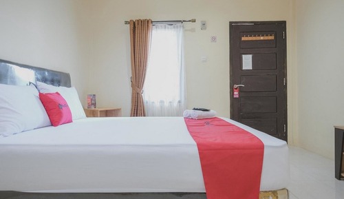Double Room (RedDoorz)