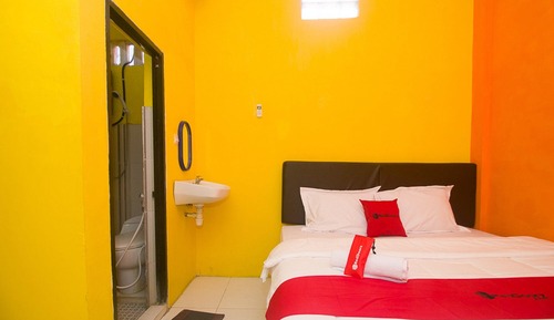Double Room (RedDoorz)