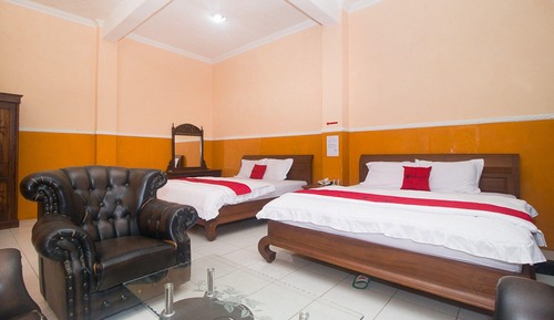 Family Room (RedDoorz)