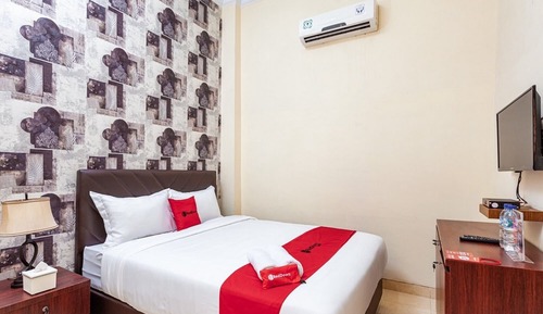 Double Room (RedDoorz)