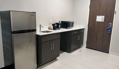 Suite, 1 King Bed, Accessible, Non Smoking (Efficiency, Bathtub)