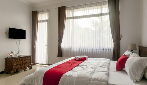 Suite (RedDoorz)