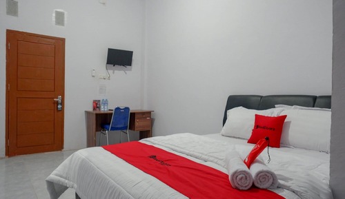 Double Room (RedDoorz)