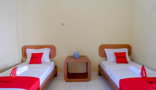 Twin Room (RedDoorz)