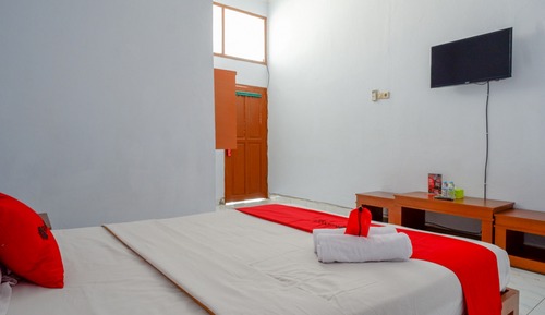 Double Room (RedDoorz)