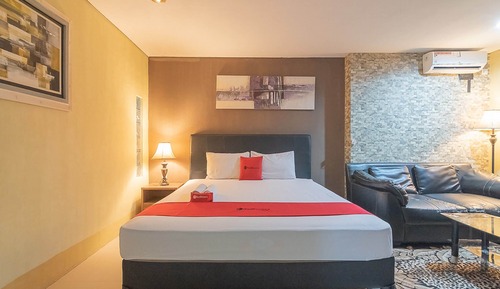 Suite (RedDoorz)
