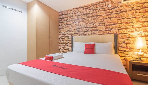 Double Room (RedDoorz)