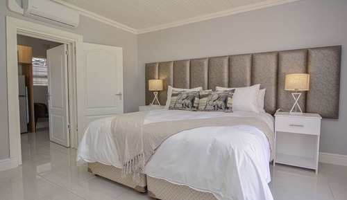 Superior Room, Pool View (King)
