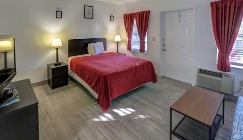 Standard Studio, 1 Queen Bed
