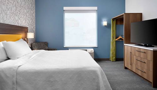 Suite, 1 King Bed, Accessible, Bathtub