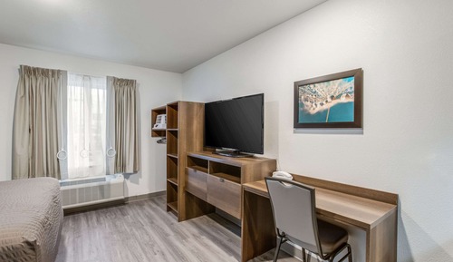 Queen Suite w/ Dishwasher (Dishes/Cookware Included) Accessible