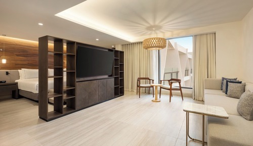 FAMILY 2 BEDROOM SUITE-KING BED-2 QUEEN BEDS