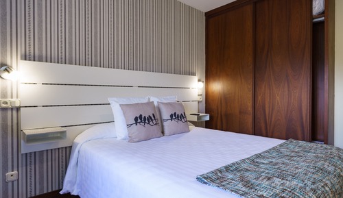 Deluxe Room, 1 Queen Bed, Non Smoking, Garden View